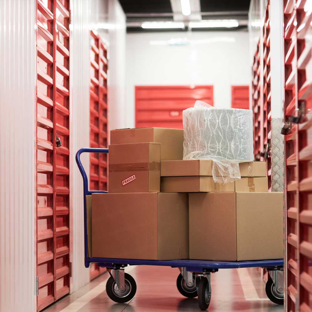 Tralle med esker i korridor til et minilager